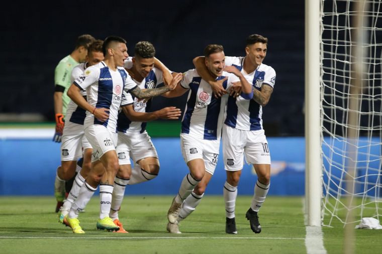 El fútbol volvió este viernes de la mano de Talleres y Newell's en el Kempes.