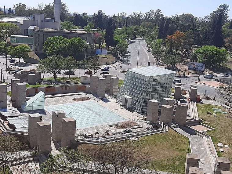 Está paralizada la obra de la Plaza España (Fotos: gentileza de Juan Pablo Quinteros)