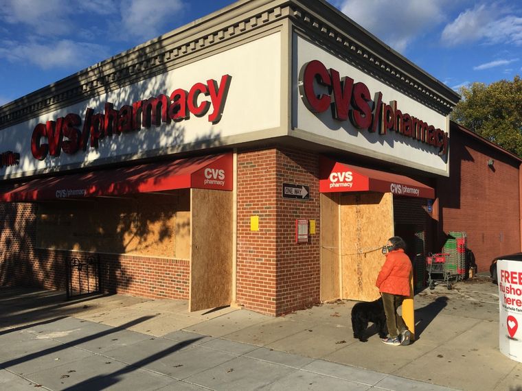 Comercios de Washington amanecieron tapiados por temor al resultado electoral.