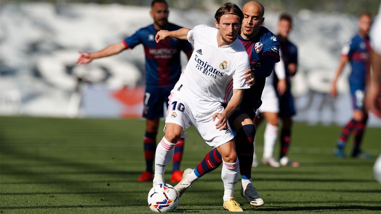 Real Madrid goleó 4 a 1 a Huesca y sigue puntero de la Liga española