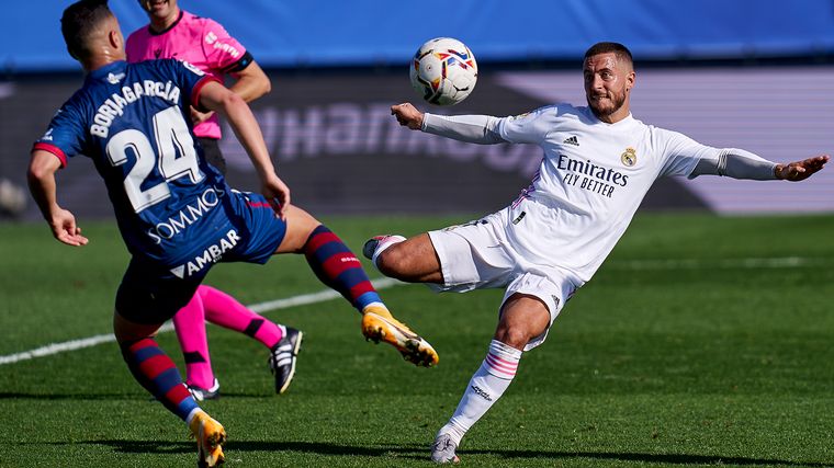 Real Madrid goleó 4 a 1 a Huesca y sigue puntero de la Liga española