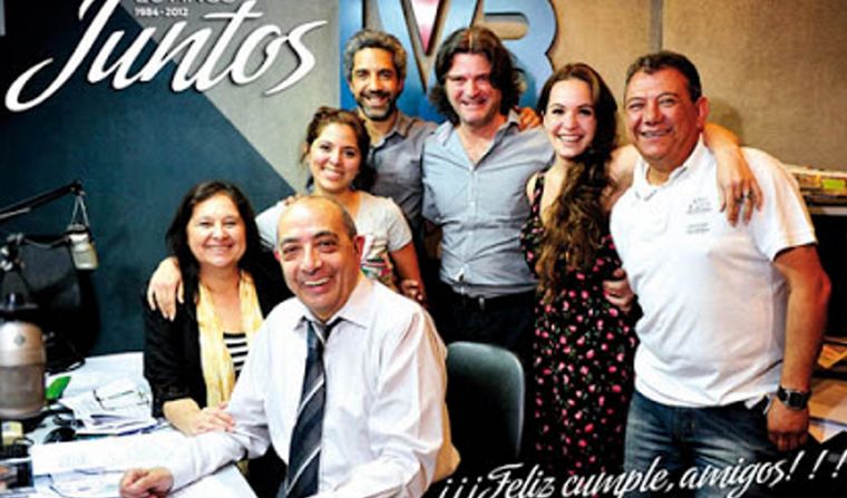 Mario junto a sus equipos radiales.