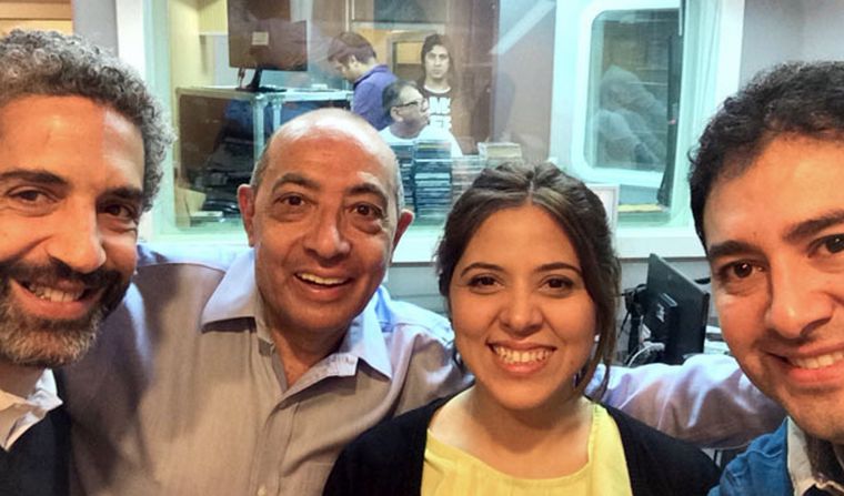 Mario junto a sus equipos radiales.