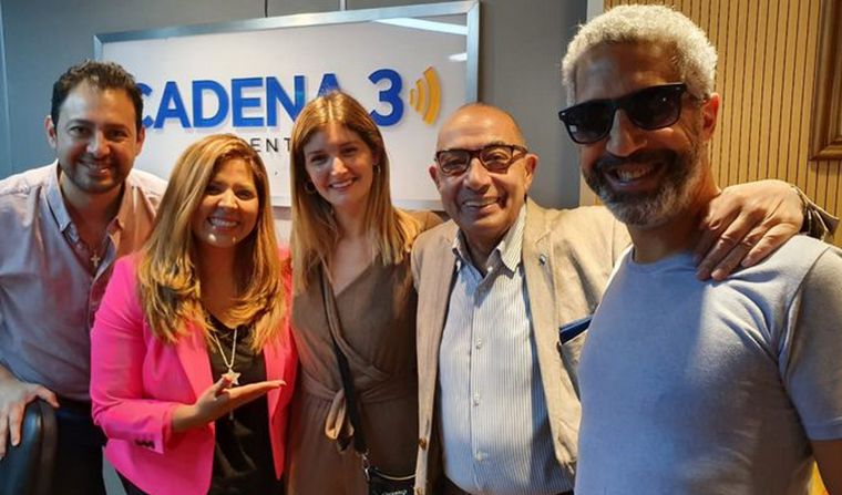 Mario junto a sus equipos radiales.