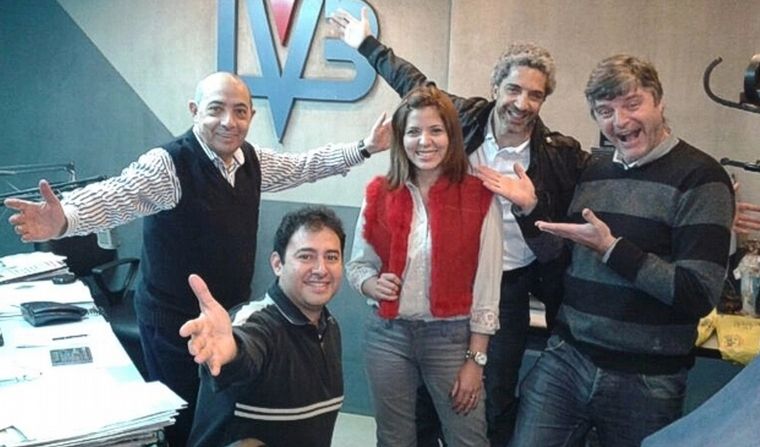 Mario junto a sus equipos radiales.