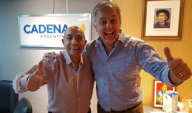 Mario Pereyra junto a equipo y artistas.