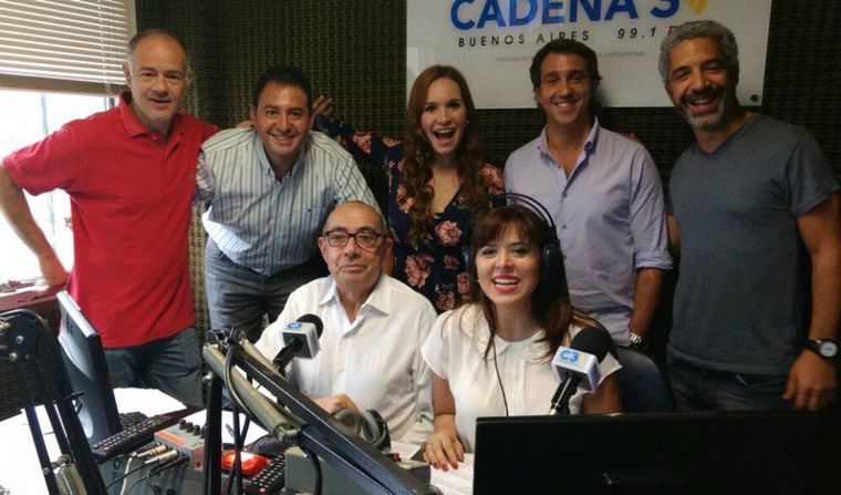 Mario Pereyra junto a equipo y artistas.