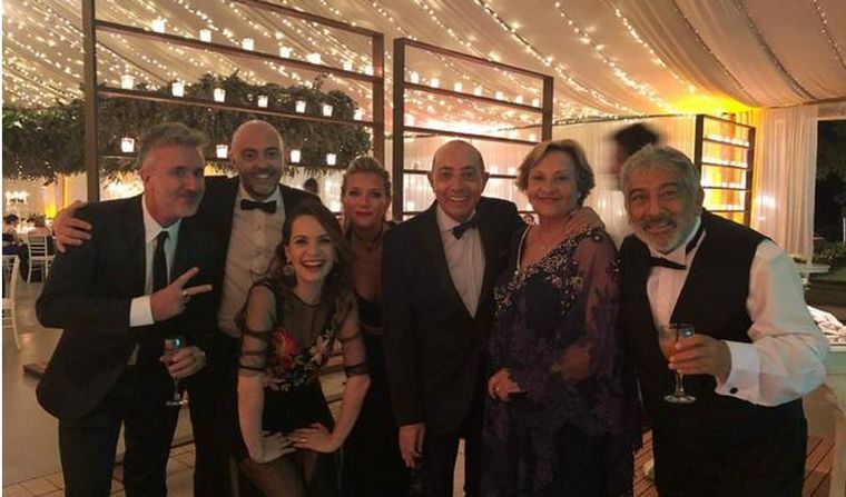 Mario Pereyra junto a equipo y artistas.