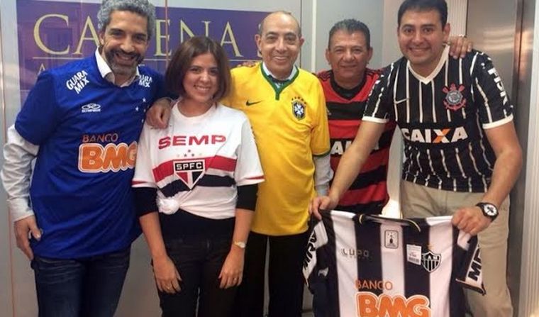 Mario Pereyra junto a equipo y artistas.