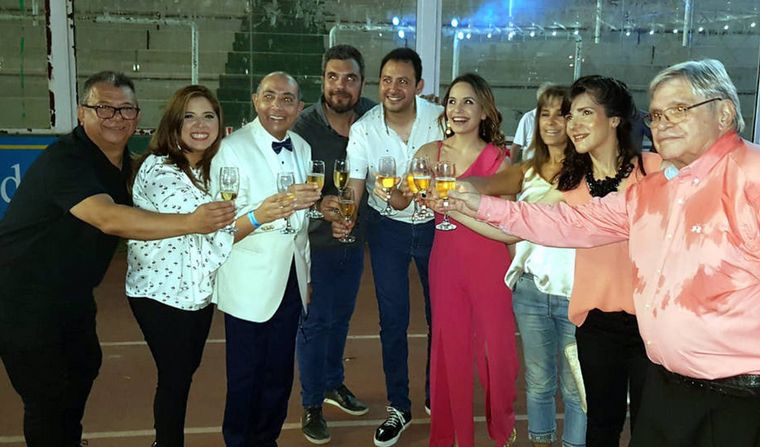 Mario Pereyra junto a equipo y artistas.