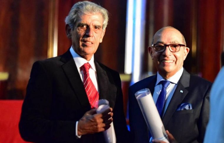 Mario Pereyra junto a equipo y artistas.