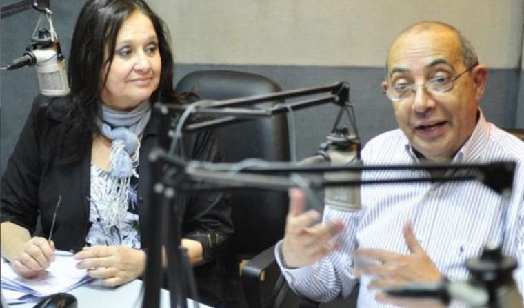 Mario Pereyra junto a equipo y artistas.