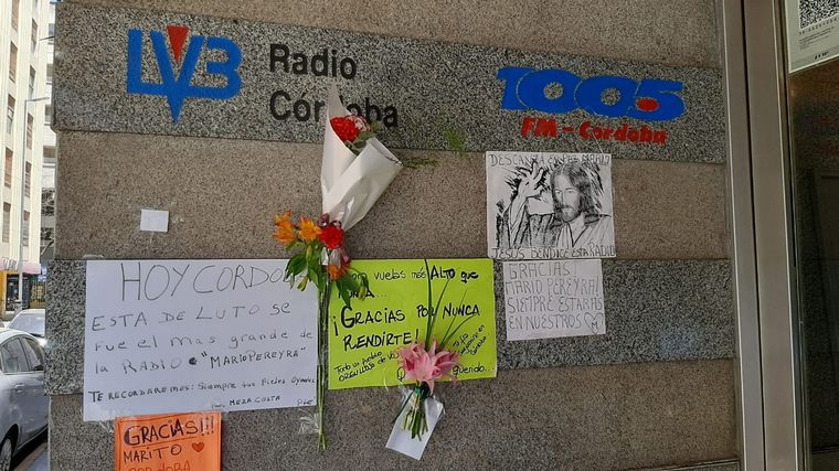 La puerta de Cadena 3, con mensajes y flores por la muerte de Mario.