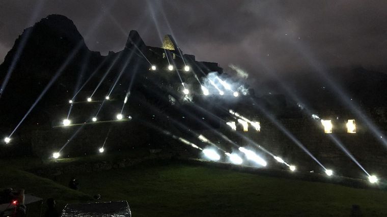 La ceremonia inaugural fue un show de luces proyectadas sobre las piedras