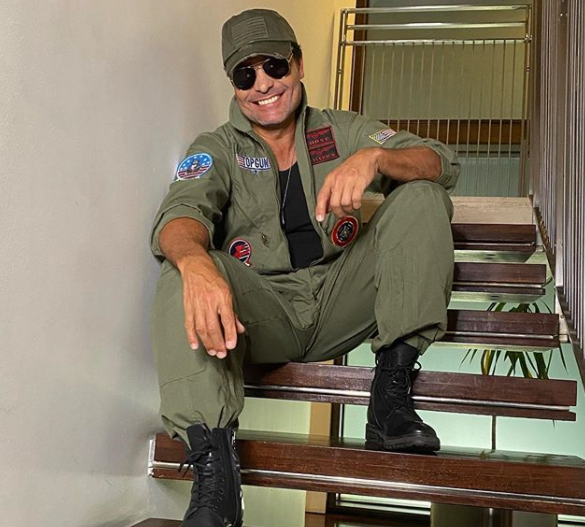 Chayanne se disfrazó de aviador para sus fans