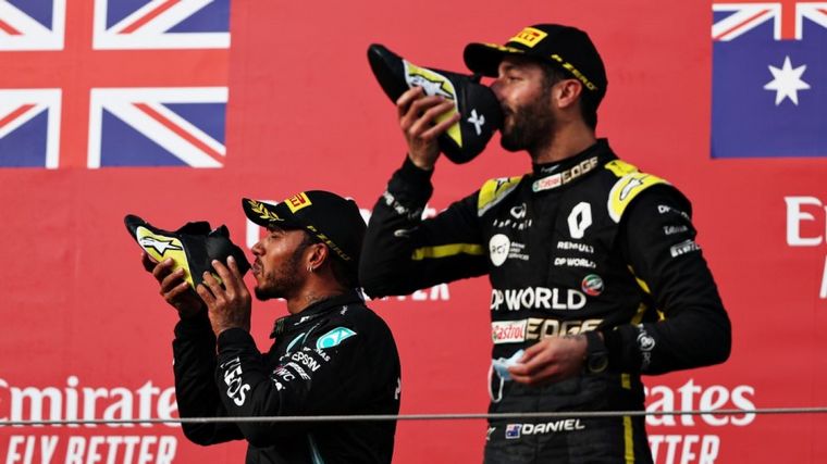 Hamilton y Ricciardo, felices, bromean tomando el champán de sus botas