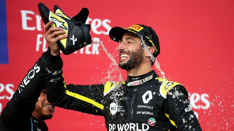 Lewis Hamilton y Daniel Ricciardo se divierten en el podio de Imola