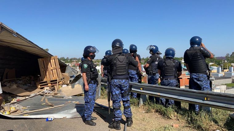 Intentaron saquear un camión que volcó en Circunvalación.