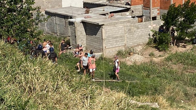 Intentaron saquear un camión que volcó en Circunvalación.