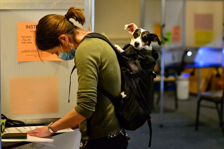 Una votante acude a sufragar junto a su tierna mascota (Fuente: AP).
