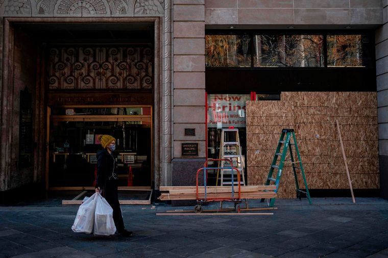 Comerciantes refuerzan las ventanas de sus locales en Dever, Colorado: (Fuente: AFP).