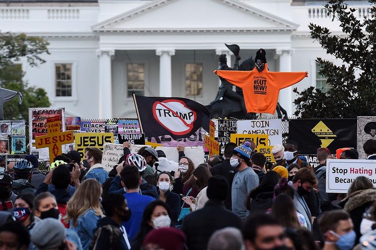 Una multitud se congregó frente a la Casa Blanca (Fuente: AFP).