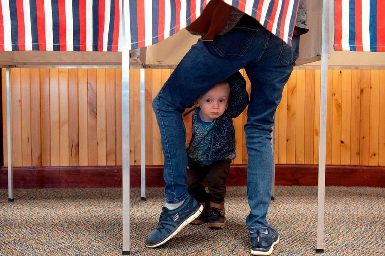 Un pequeño curioso, junto a su madre en Granby, Colorado (Fuente: AFP).