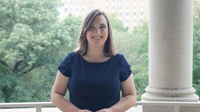 Sarah McBride ocupará una banca en la Cámara alta de Estados Unidos.