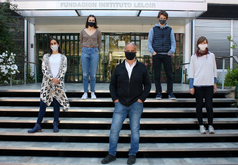 Gonzalo de Prat Gay e integrantes de su grupo en el Instituto Leloir.