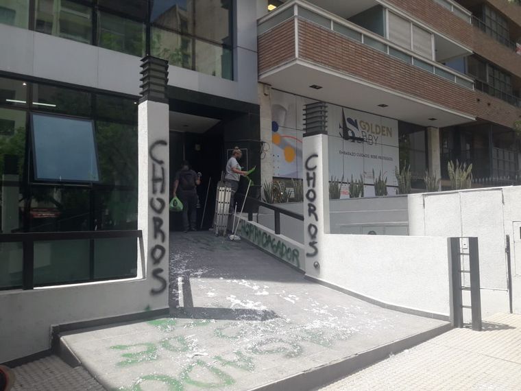 Municipales atacaron el Nuevo Registro Civil.