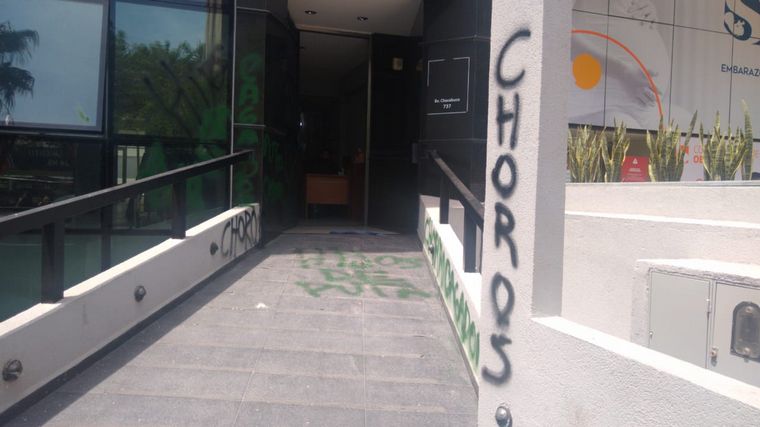 Municipales atacaron el Nuevo Registro Civil.