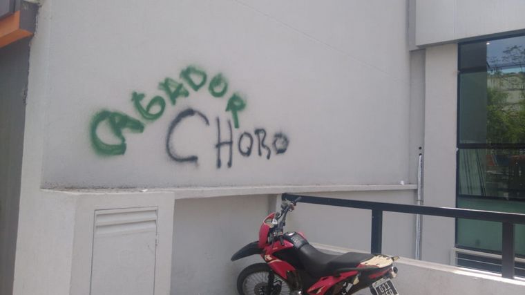 Municipales atacaron el Nuevo Registro Civil.