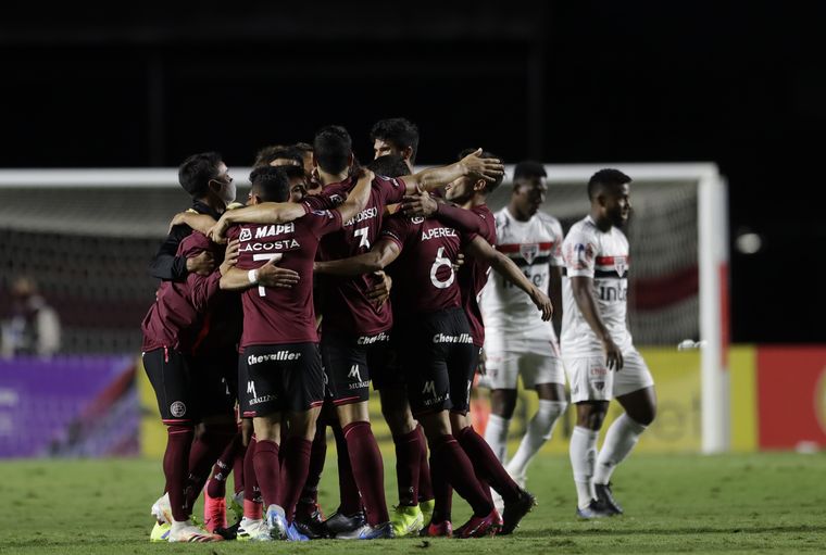 Lanús logró una emocionante clasificación a octavos de final ante San Pablo.