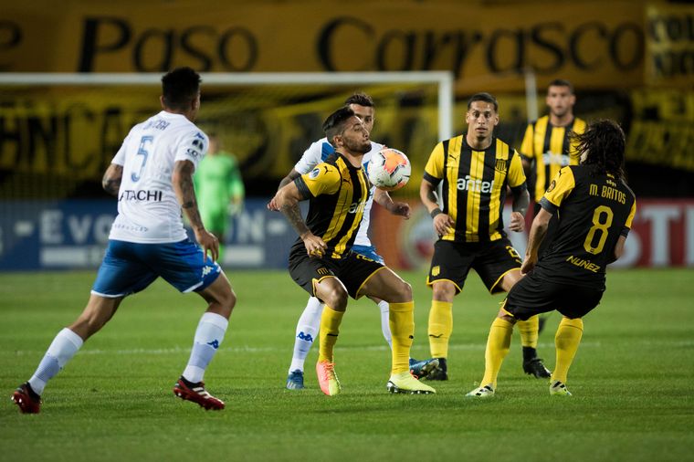 Vélez igualó con Peñarol y avanzó a octavos de final.