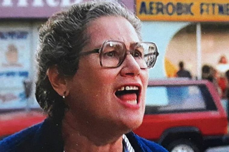 En "Volver al futuro" fue la mujer que quería reconstruir el reloj en la torre.