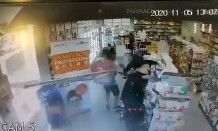 Motociclista impactó con el interior de una farmacia