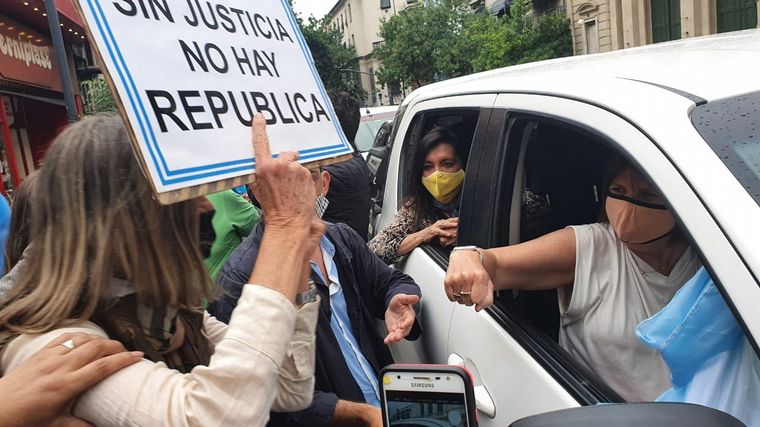 FOTO: Patricia Bullrcih encabeza en Córdoba el banderazo contra el Gobierno.