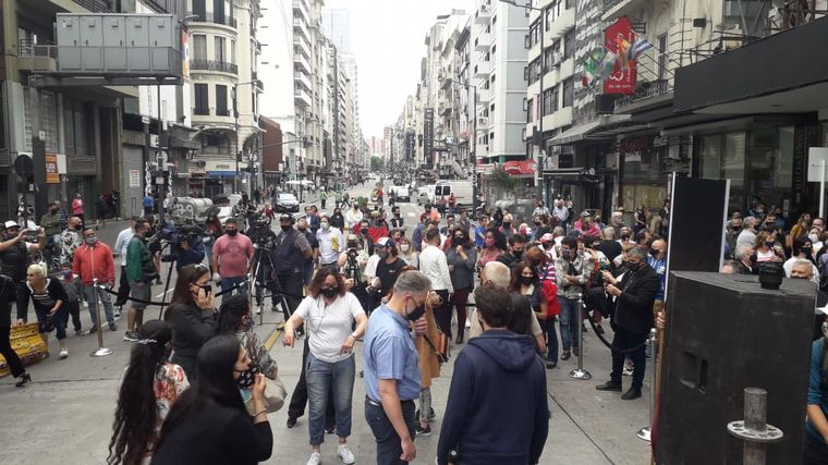 FOTO: Artistas marcharon por reapertura de teatros en Buenos Aires