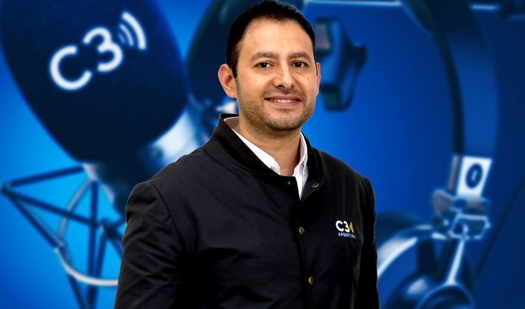 Raúl Monti conduce Viva la Radio.