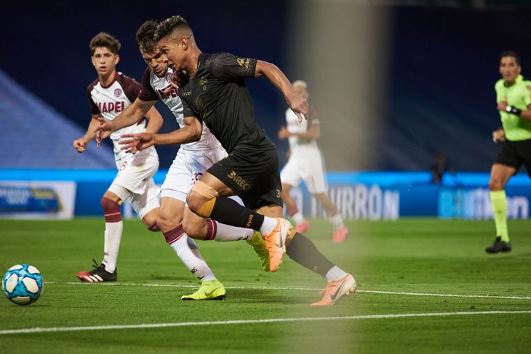 Talleres y Lanús igualaron en un vibrante partido.