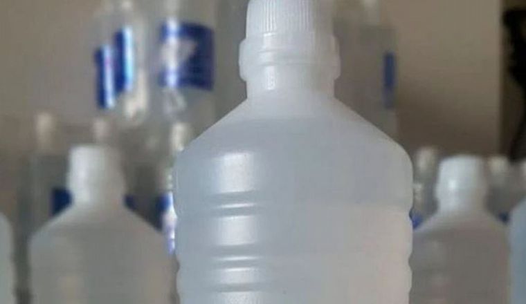 La Anmat prohibió dos marcas de alcohol etílico.