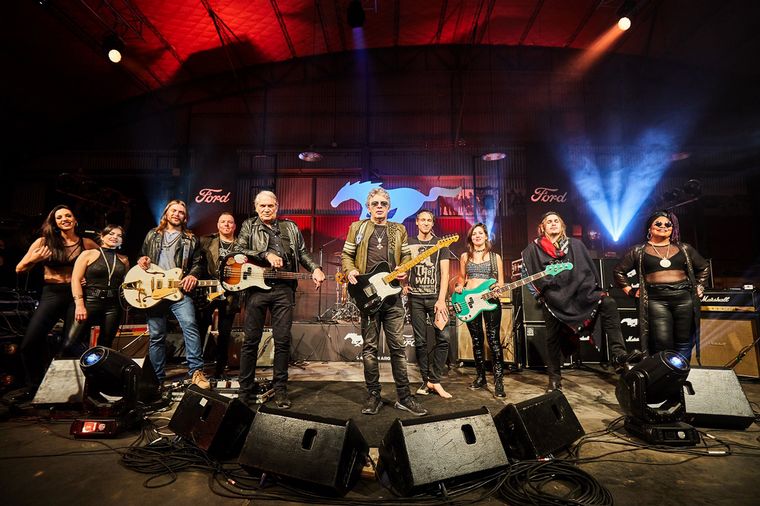 La superbanda del 4º aniversario de Mustang