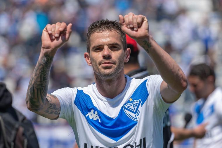 Fernando Gago comunicó a la dirigencia de Vélez su retiro del fútbol.