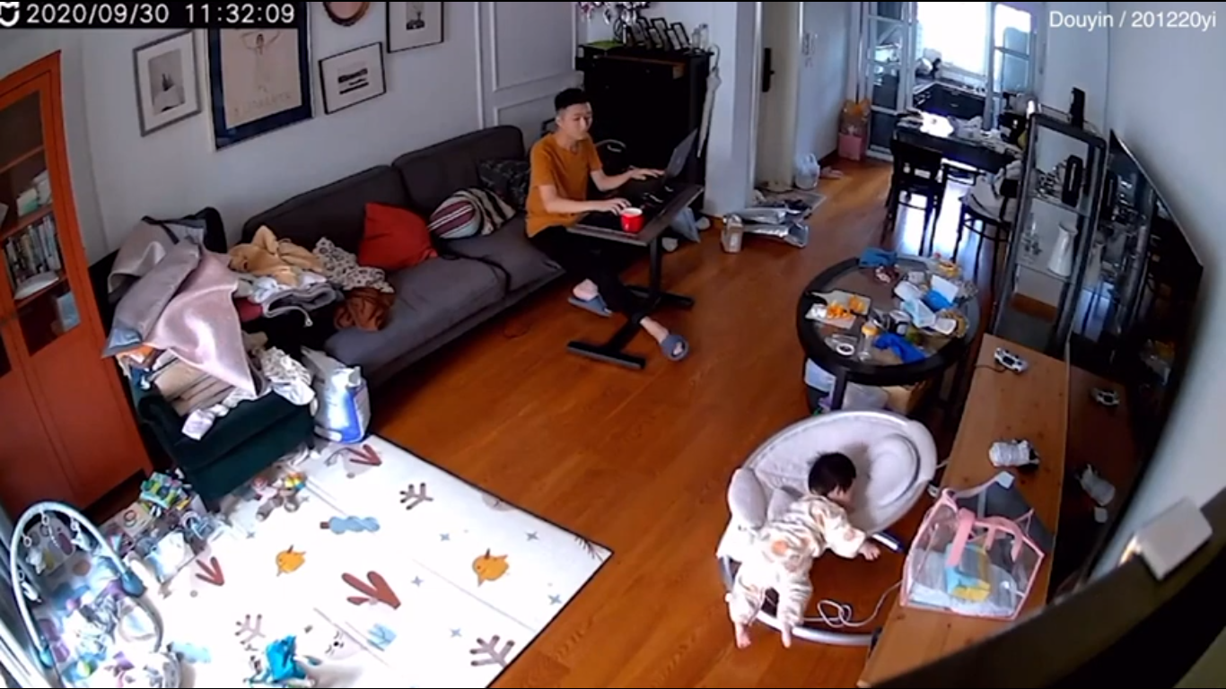 Vídeo: Un padre salva a su beba de una caída segura