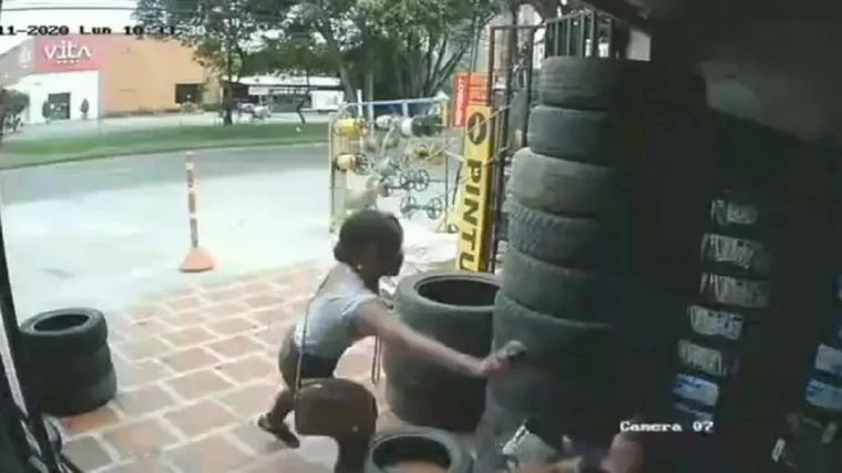 Roció con gas pimienta a un hombre que la piropeó.