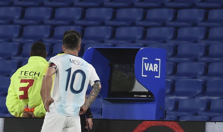 El VAR, protagonista en Argentina-Paraguay (Foto: @SC_ESPN)