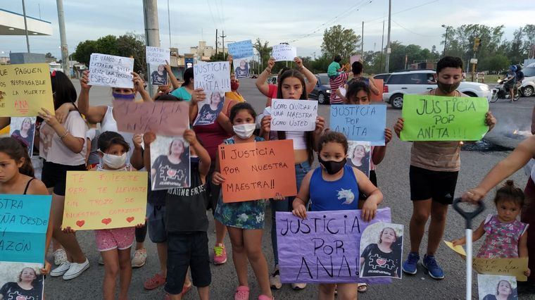FOTO: Marcharon en Córdoba para pedir justicia por Anita, la maestra particular asesinada