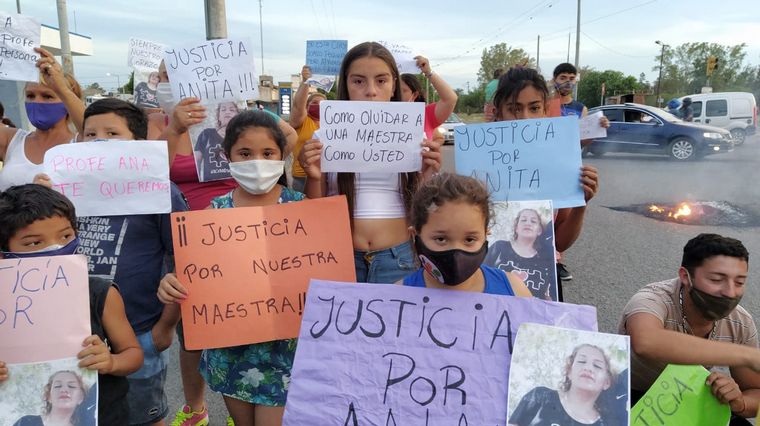 FOTO: Marcharon en Córdoba para pedir justicia por Anita, la maestra particular asesinada