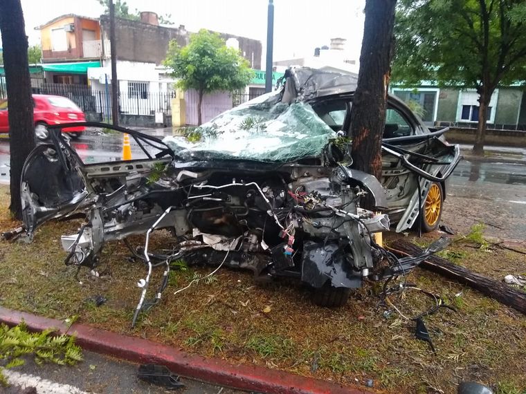 El automóvil Citröen C4 Lounge quedó destruido.