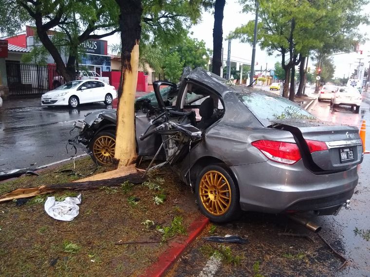 Un auto se desintegró al chocar tres árboles en Córdoba.